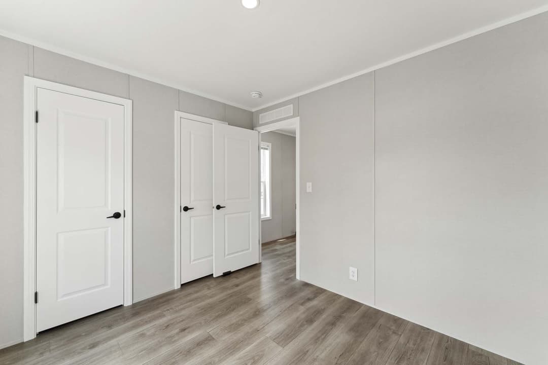 Calm 880 bedroom home features