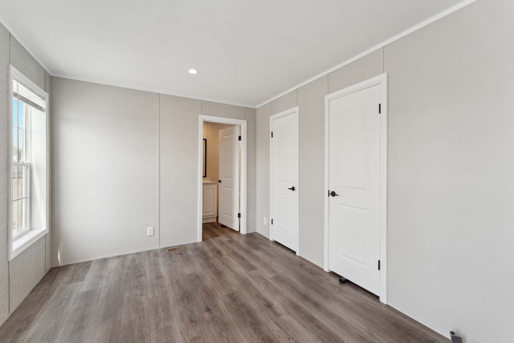 Calm 880 bedroom home features