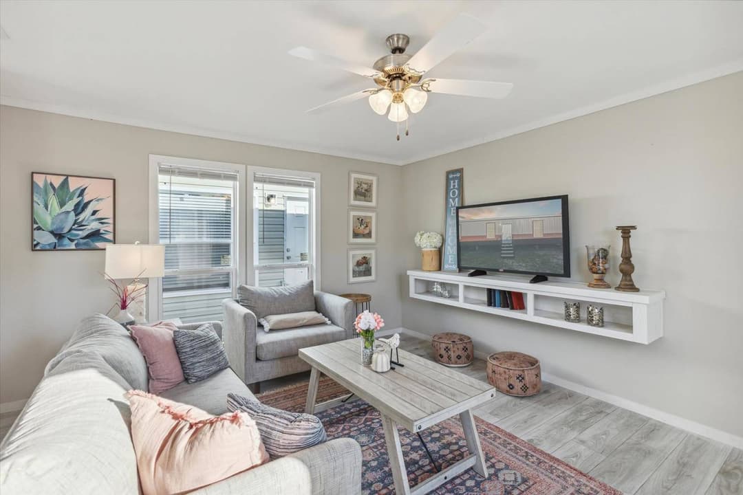 Rm1676 interior home features