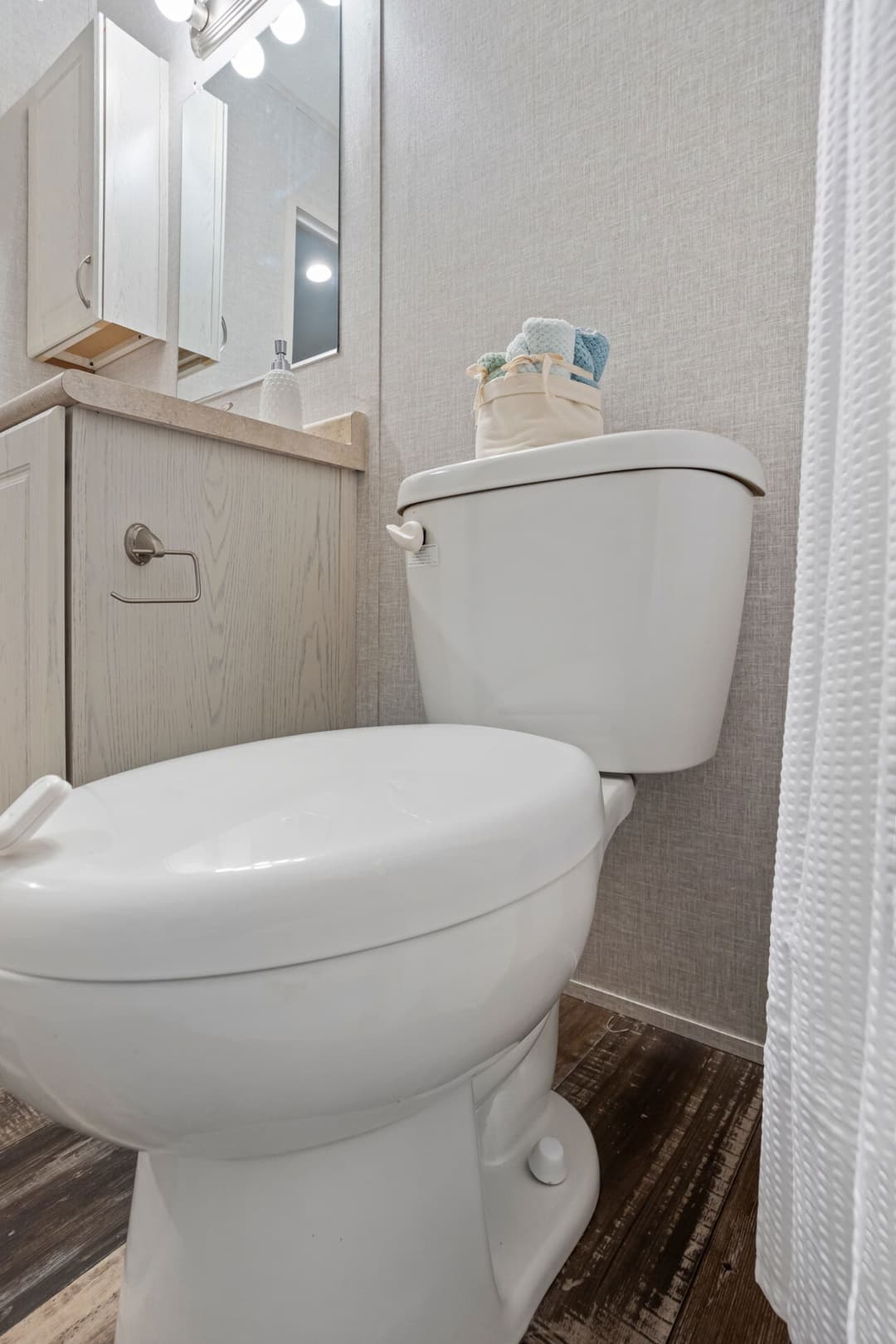 Singlewide h-16×60-21fka bathroom home features