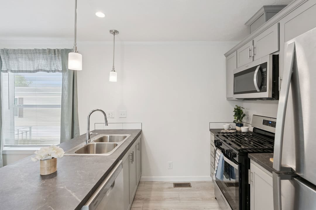 Achiever 6902 kitchen home features