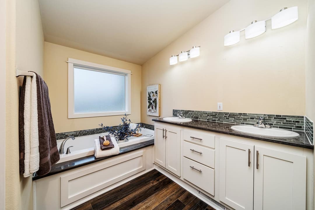 Westridge 1492ct bathroom home features