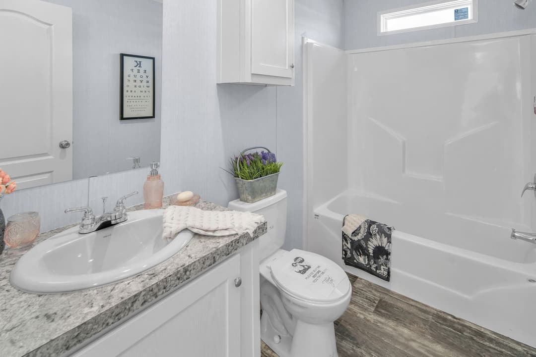 Valu 28563u interior and bathroom home features