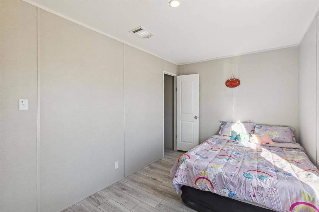 Rm1676 bedroom home features