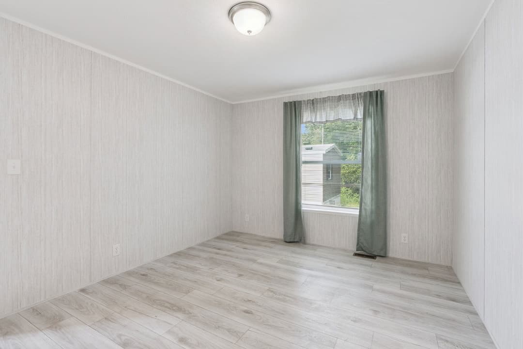 Achiever 6902 bedroom home features