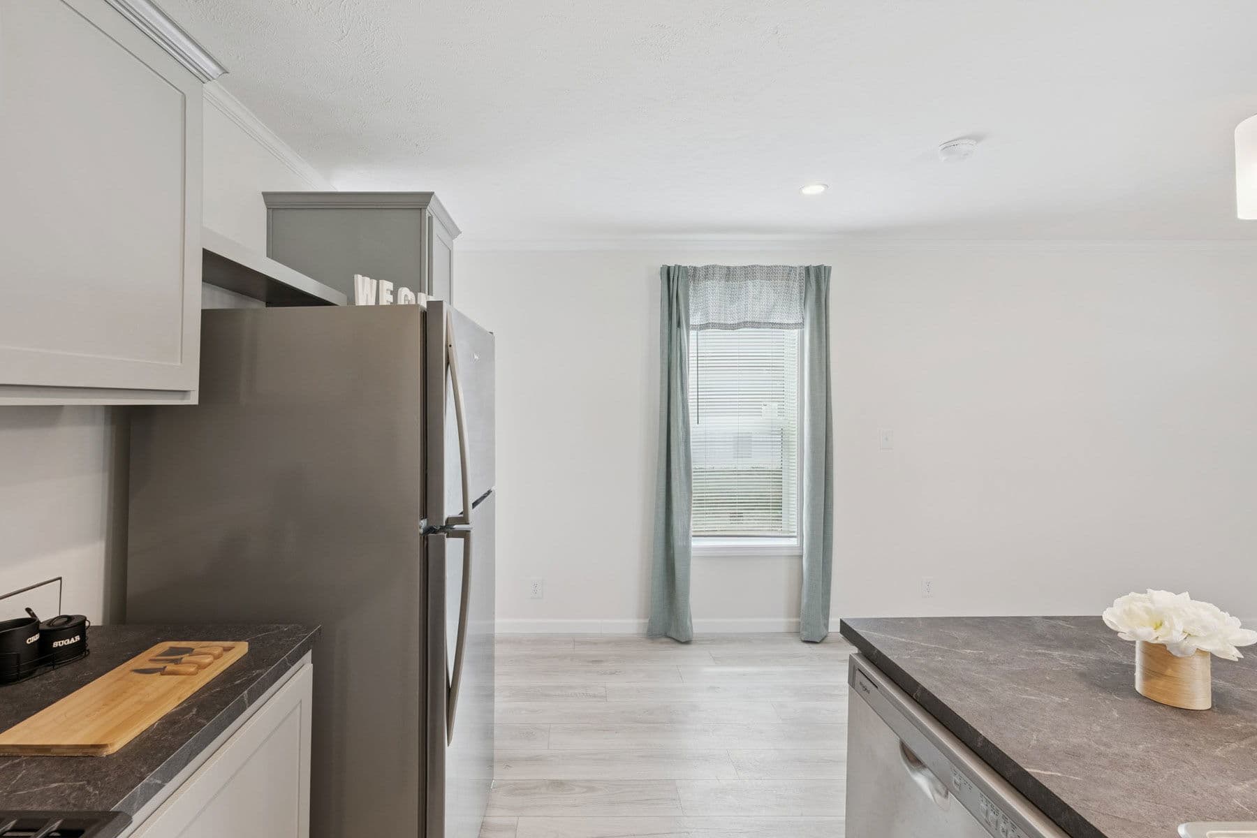 Achiever 6902 kitchen home features