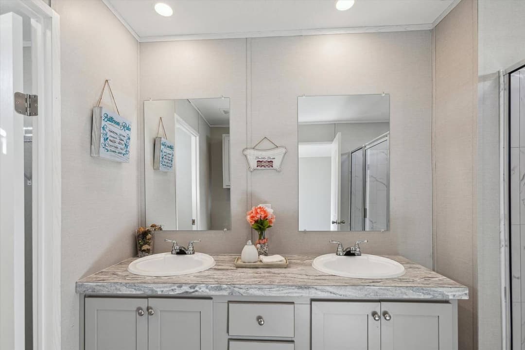 Rm1676 bathroom home features