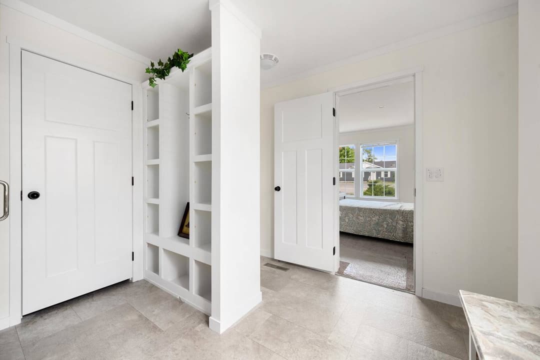 Elevate 52 bathroom home features