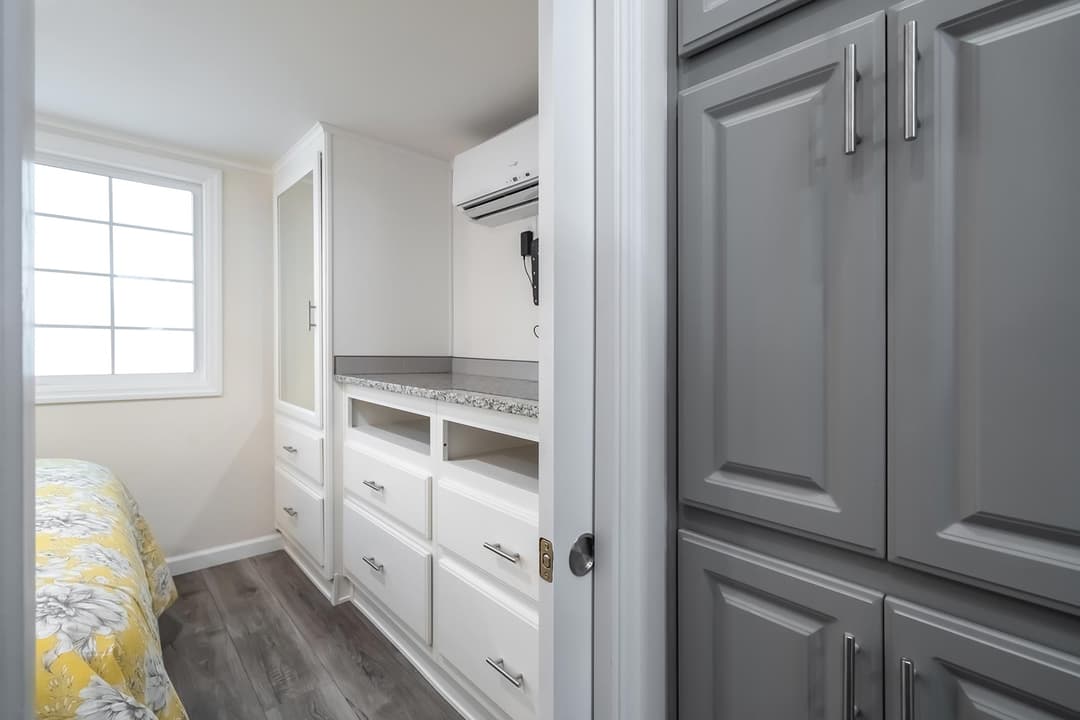 Shore park 1969sl bedroom home features