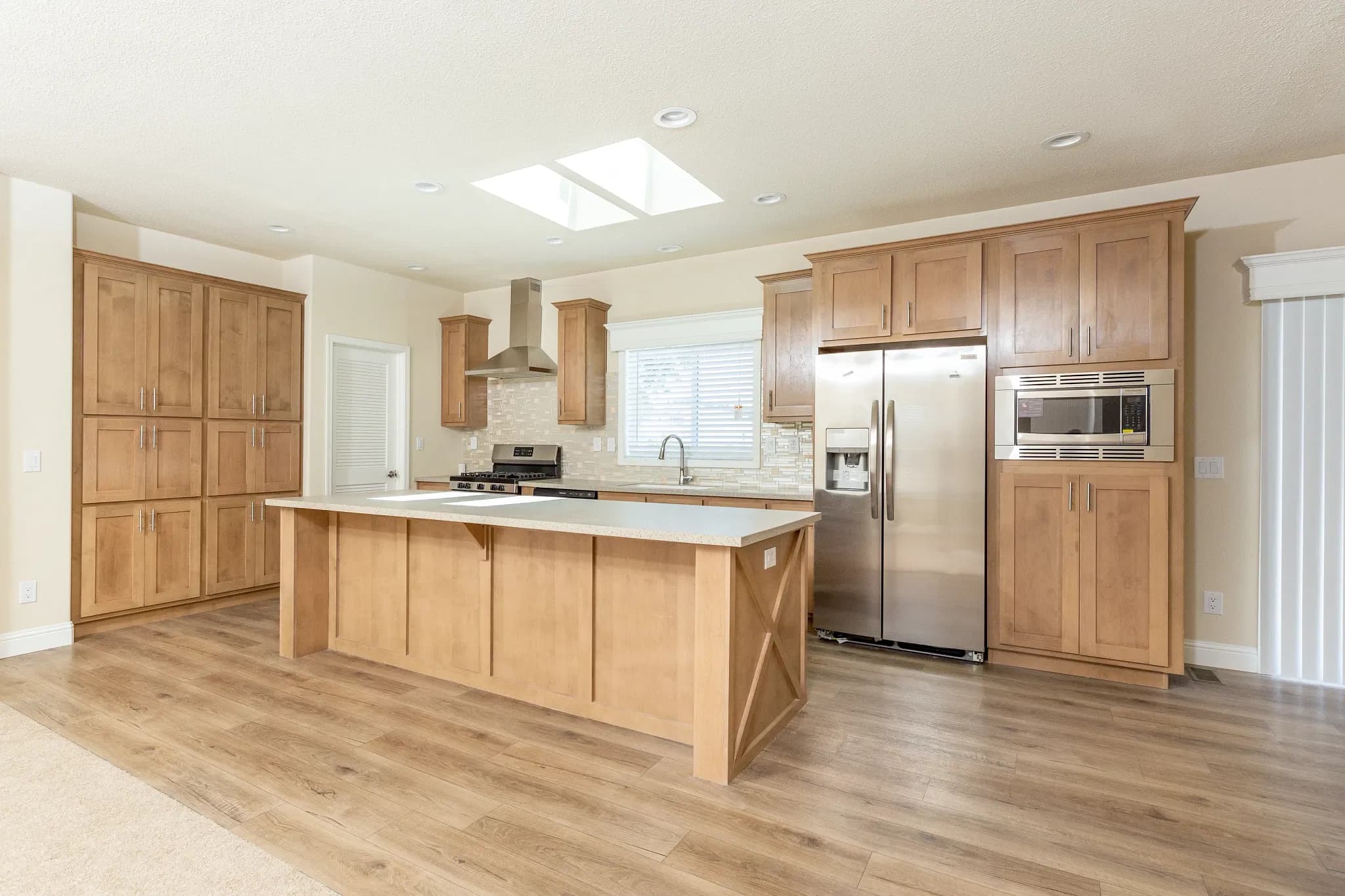 Coronado 2458c kitchen home features