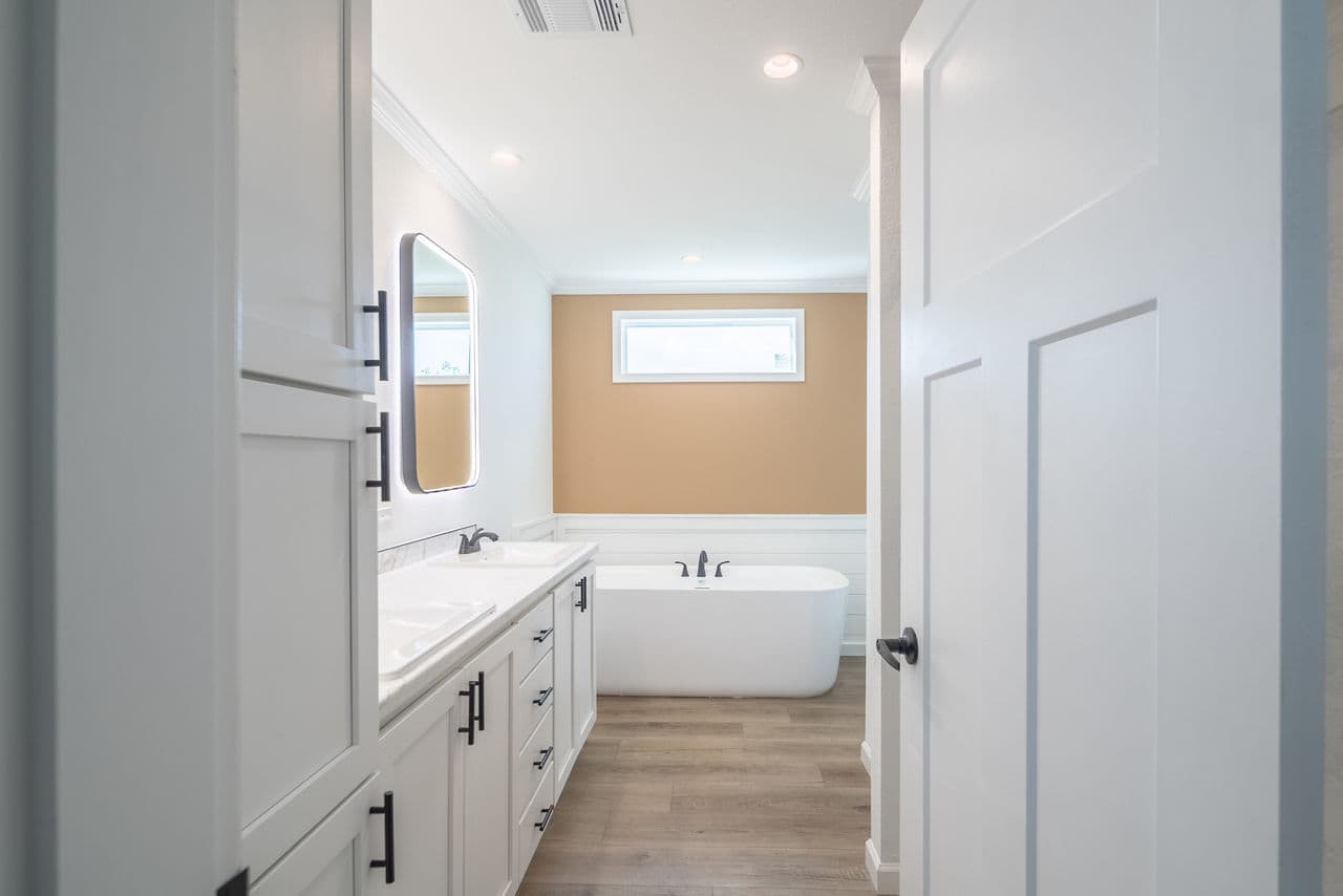 Innovation 5442h - the cypress creek bathroom home features