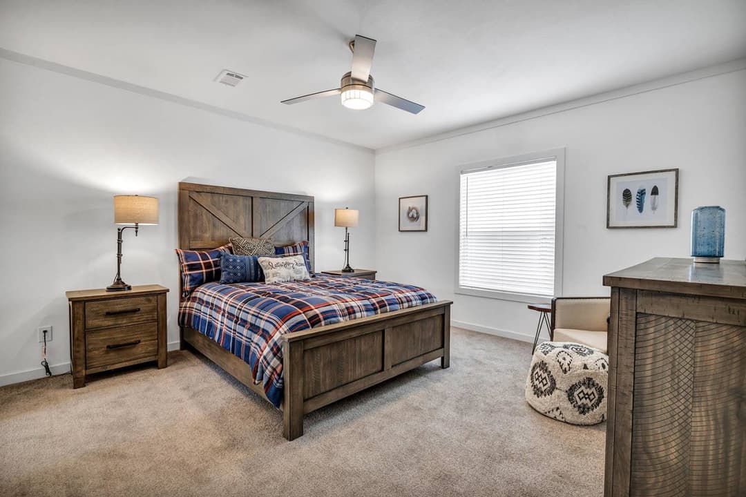Titan extreme 3248e bedroom home features