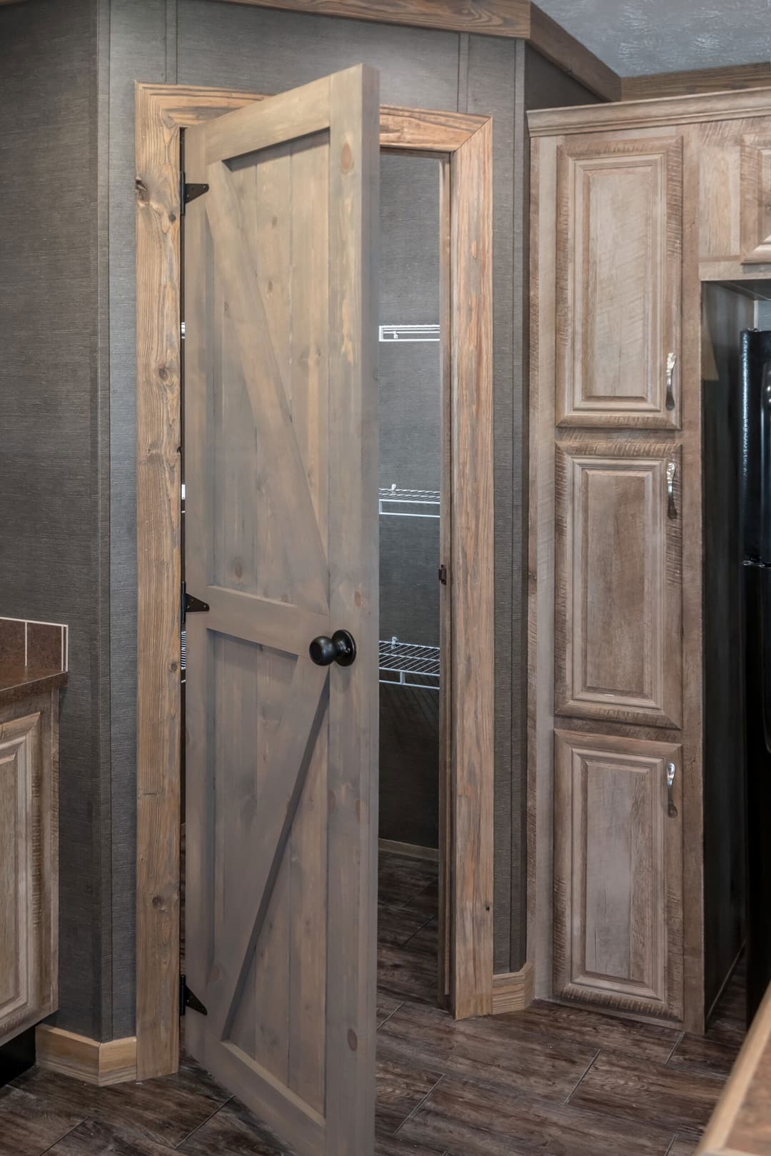 Md-26 rawhide interior home features