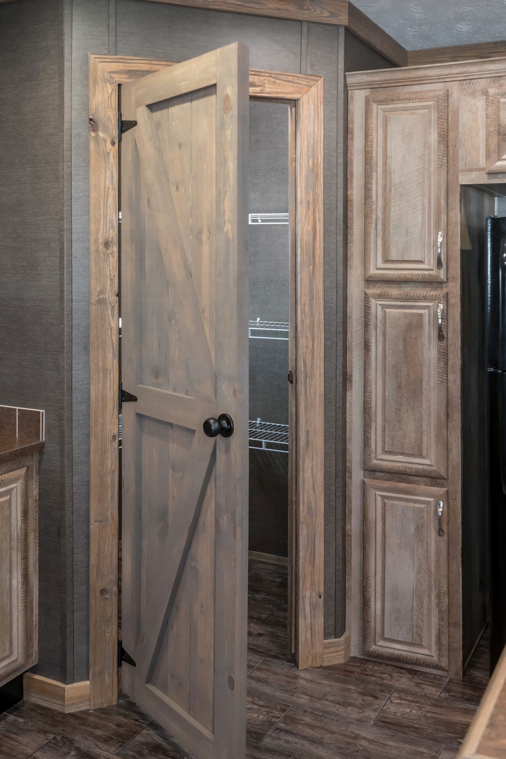 Md-26 rawhide interior home features