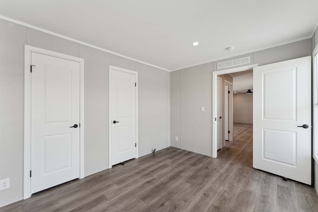 Calm 880 bedroom home features