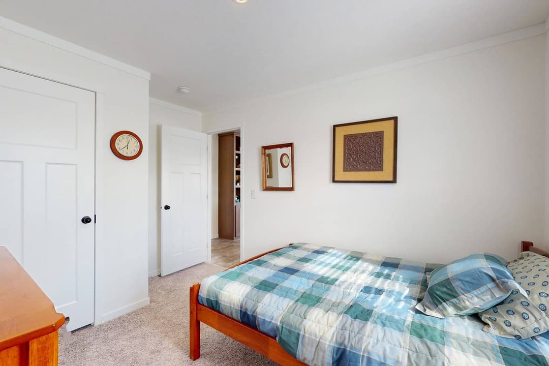 Intrigue bedroom home features
