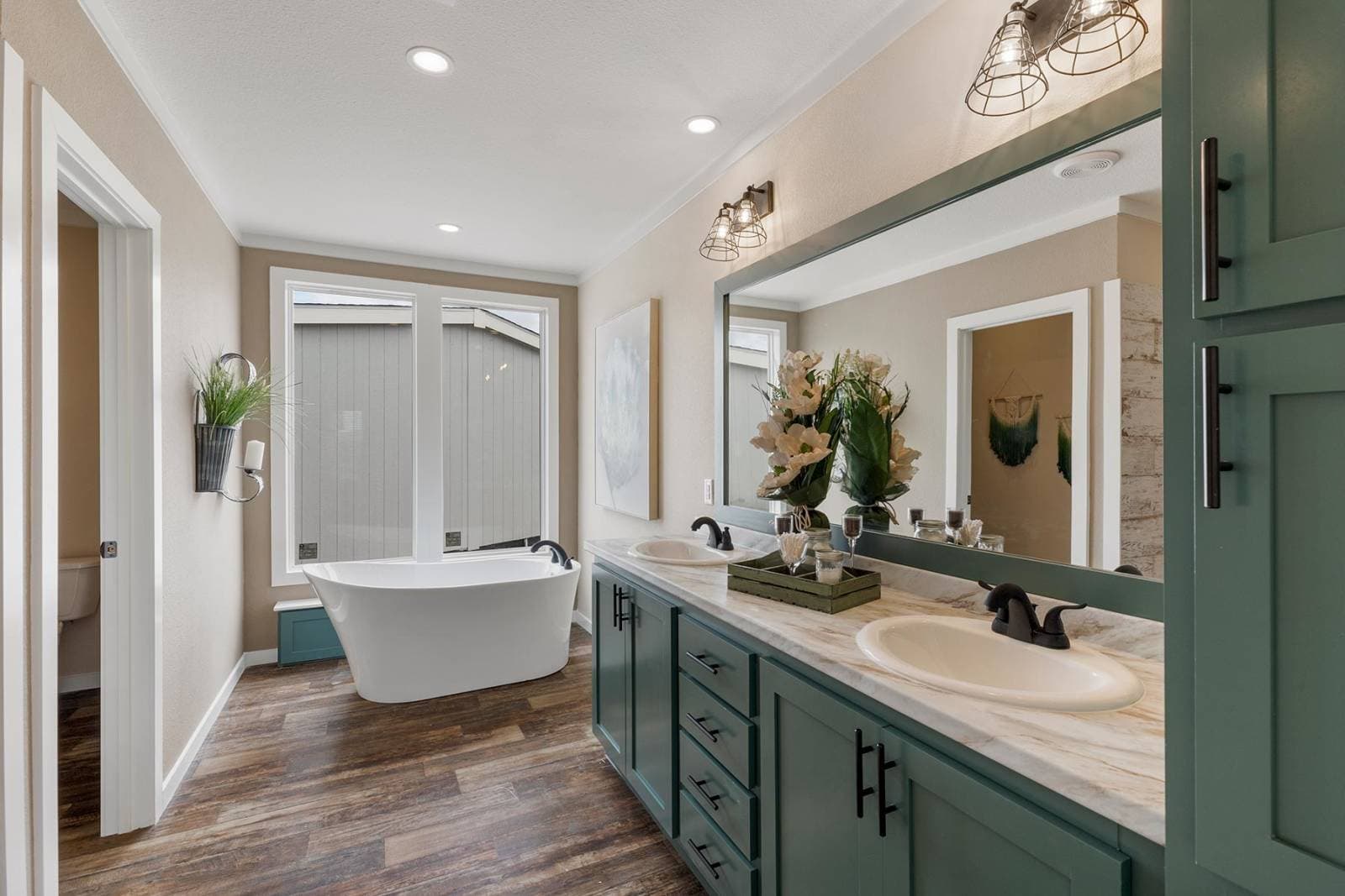 Titan extreme 3272e bathroom home features