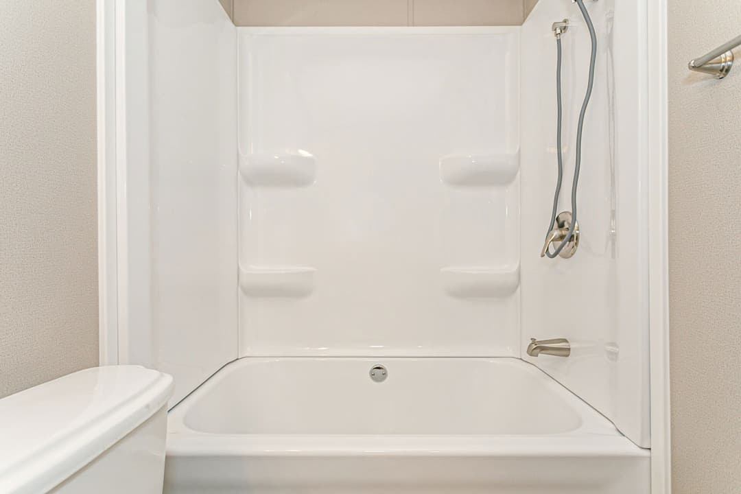 Singlewide 16×72-32b bathroom home features