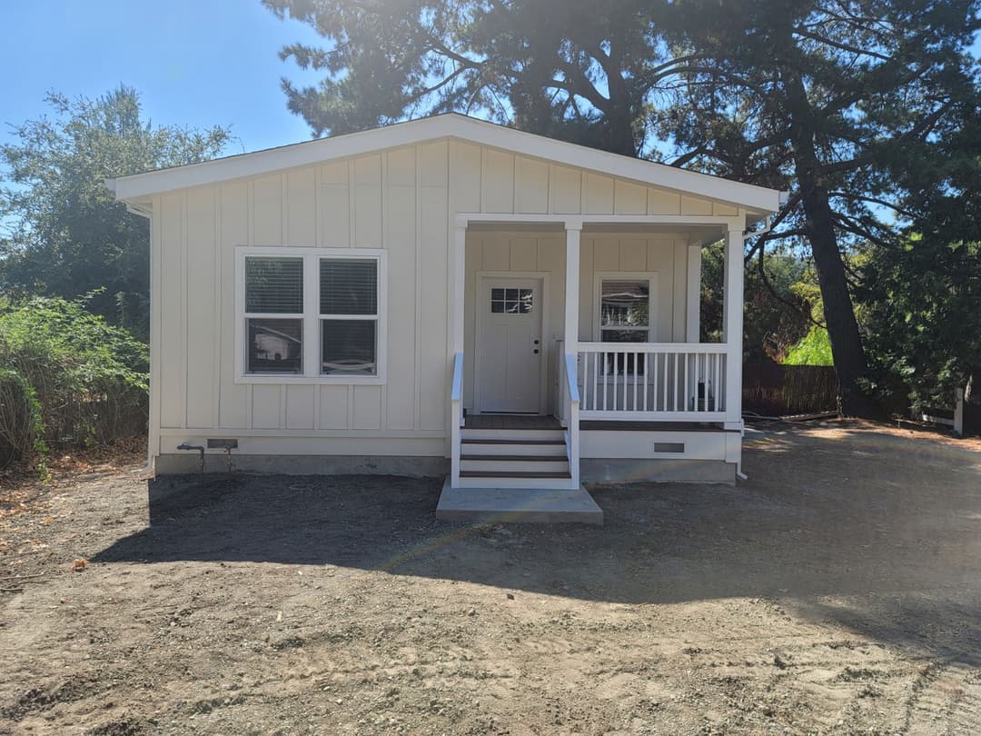 Elmore bay (b) elevation and exterior home features