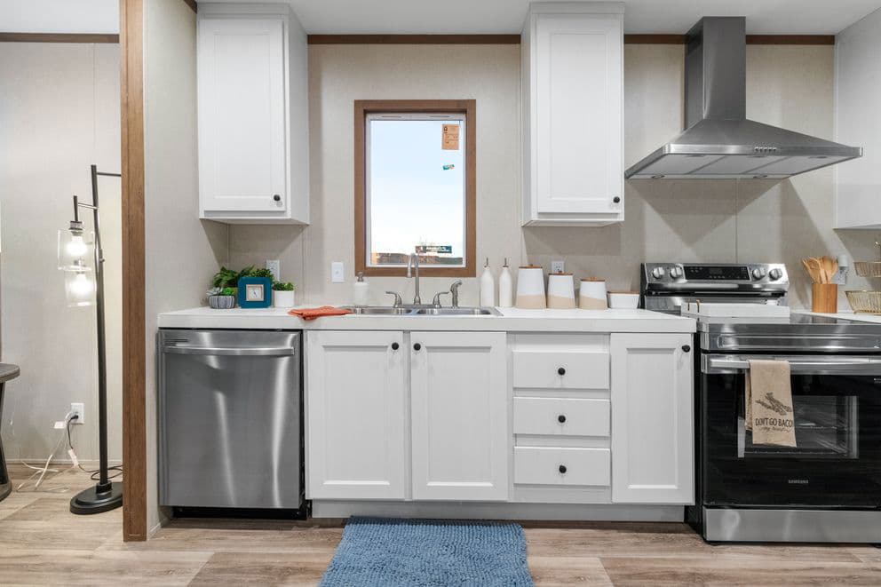 Grand kitchen home features