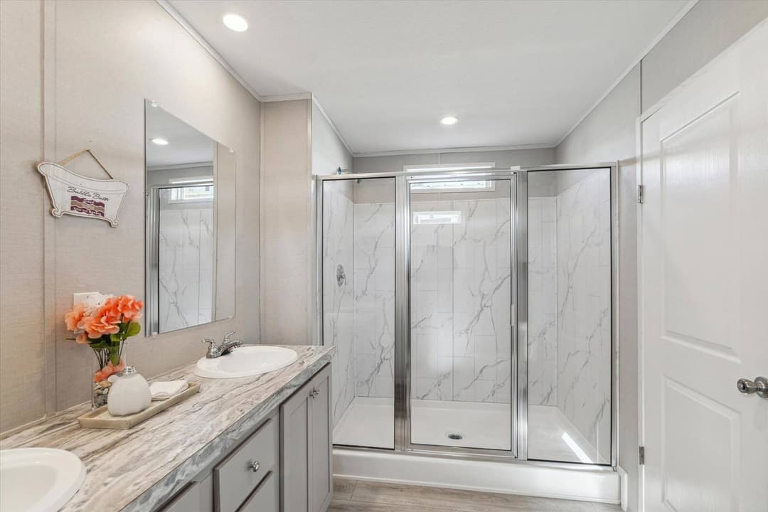 Rm1676 bathroom home features