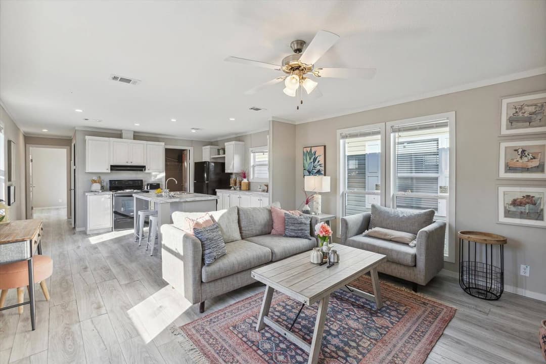 Rm1676 interior home features
