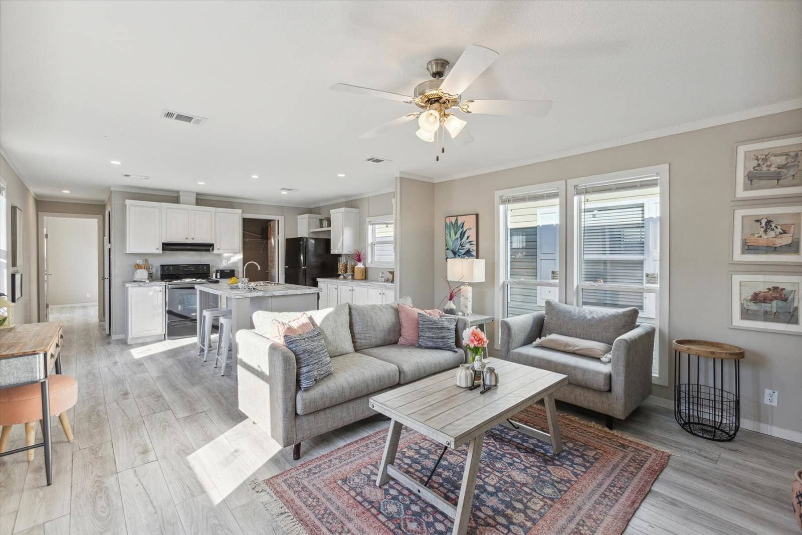 Rm1676 interior home features