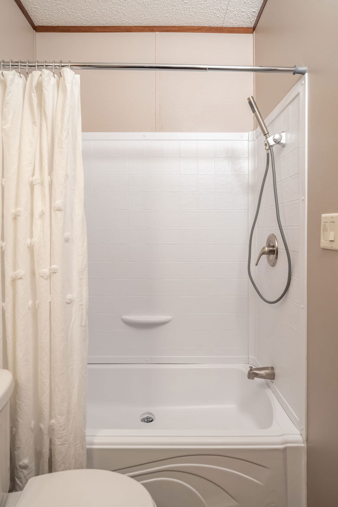 Singlewide 16×64-32c-3 bathroom home features