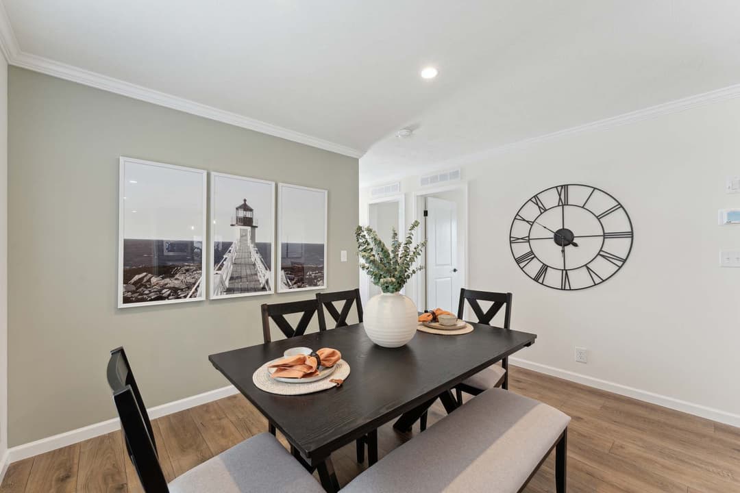 Sunlight 1493 interior home features