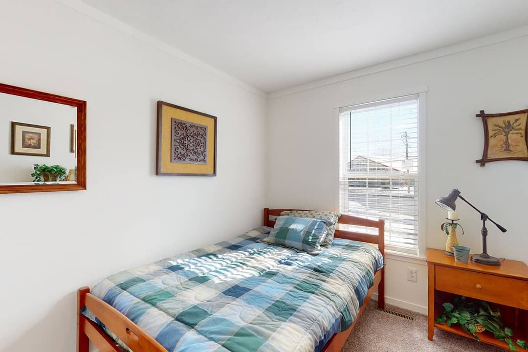 Intrigue bedroom home features