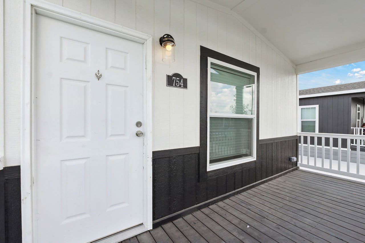 Innovation 1868h exterior home features