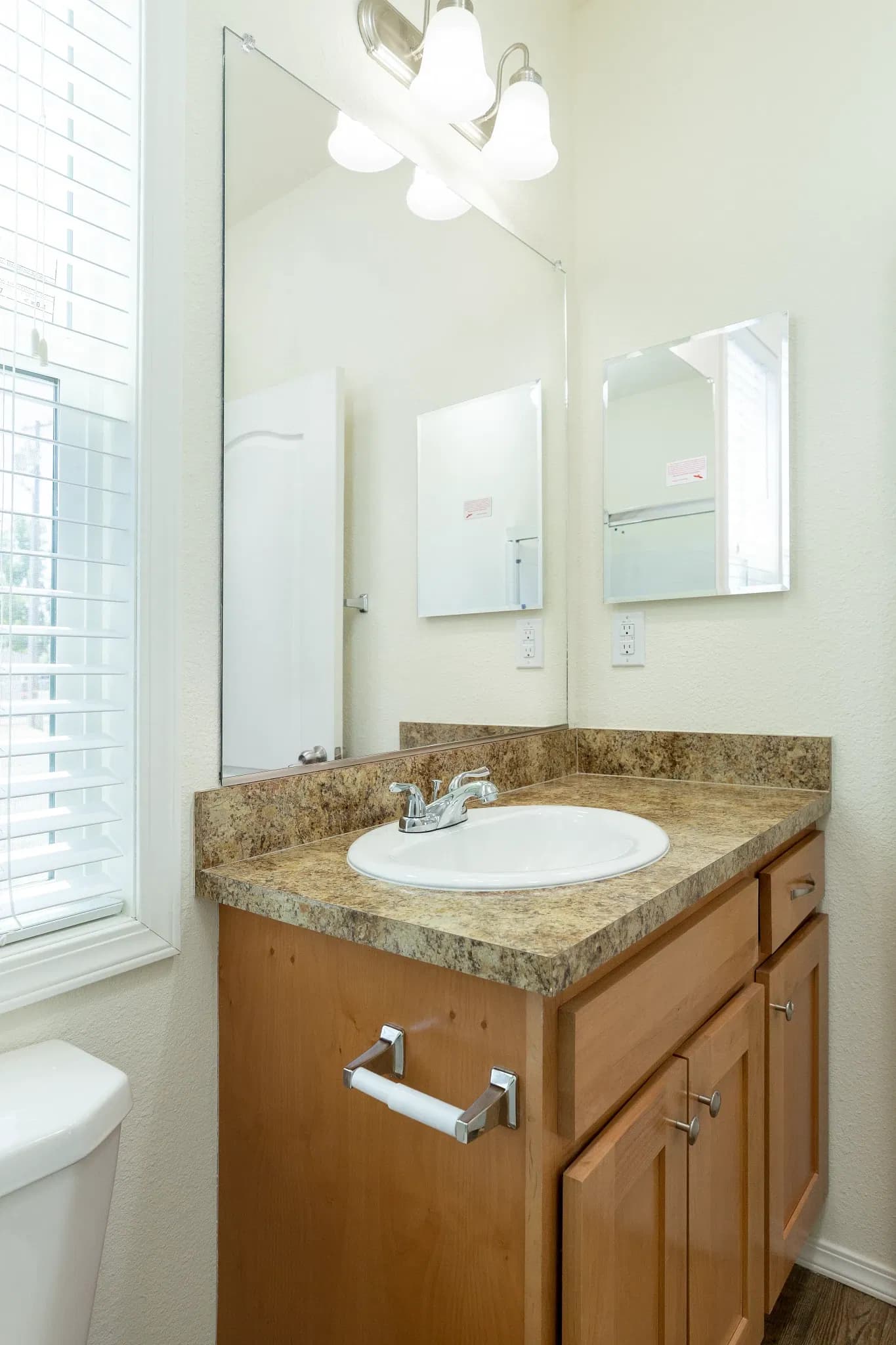 Fairpoint 20523b bathroom home features