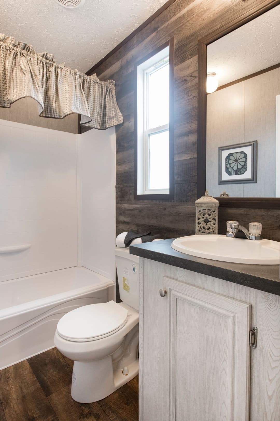 The seaside bathroom home features
