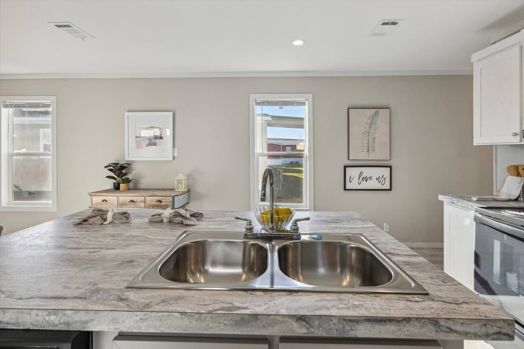 Rm1676 kitchen home features
