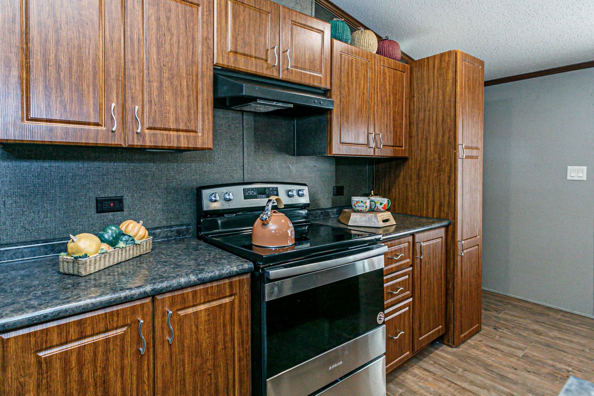 Ultra-wide 18×72-32a kitchen home features