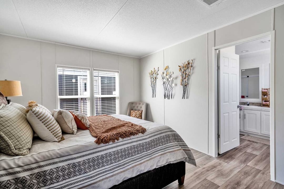 Pinnacle 16763a bedroom home features