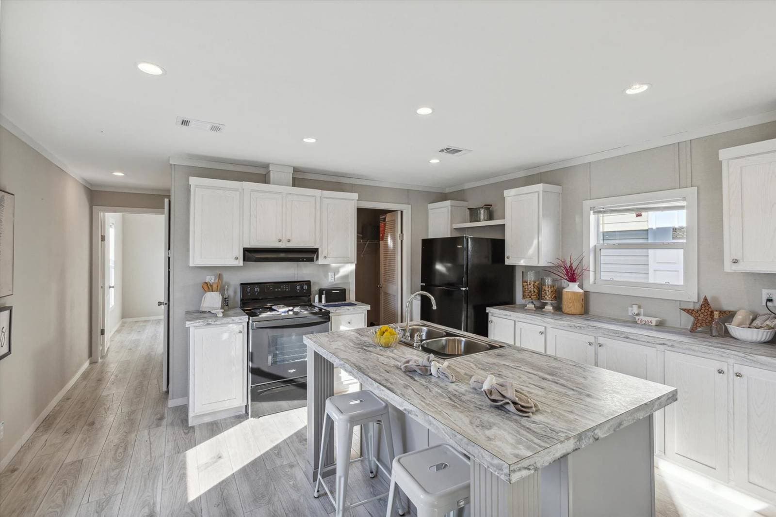 Rm1676 kitchen home features