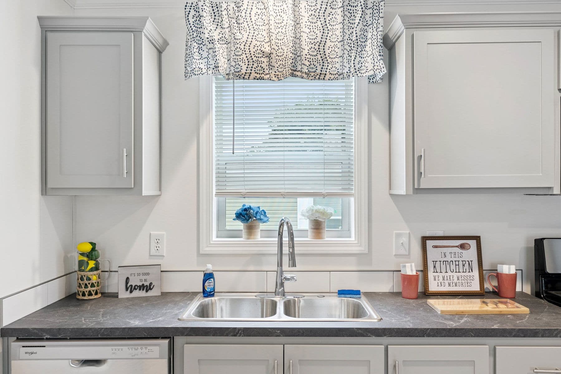 Superior 3905 kitchen home features