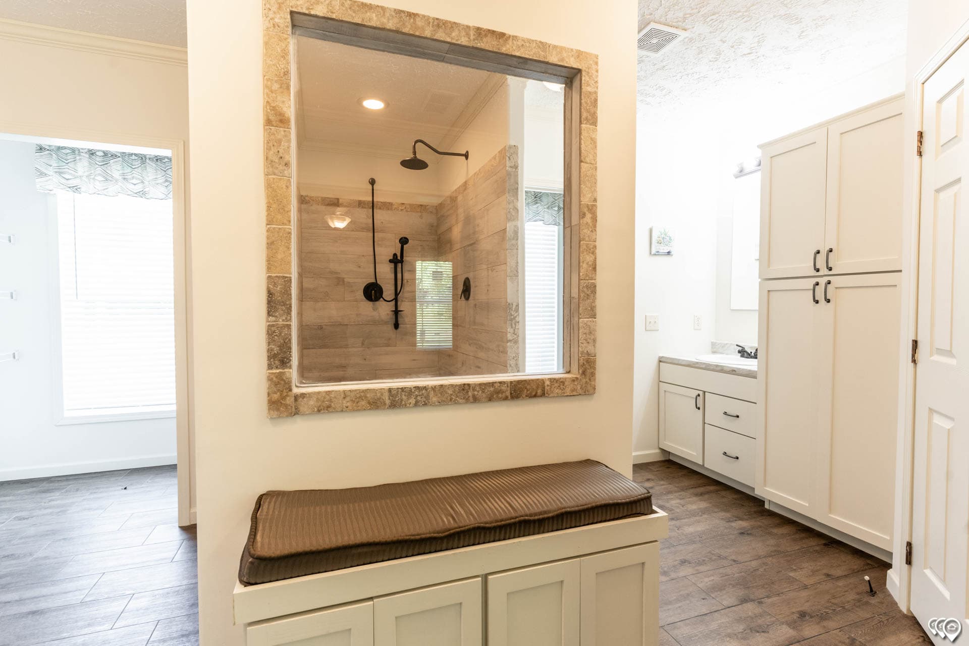 Aimon b 4br bathroom home features