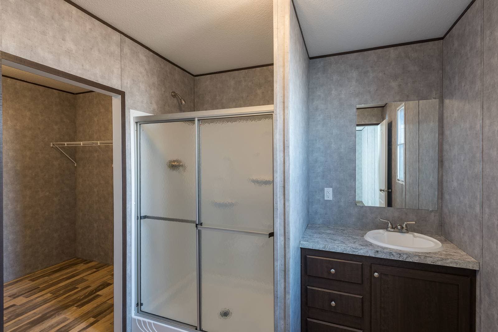 Cs1676a bathroom home features
