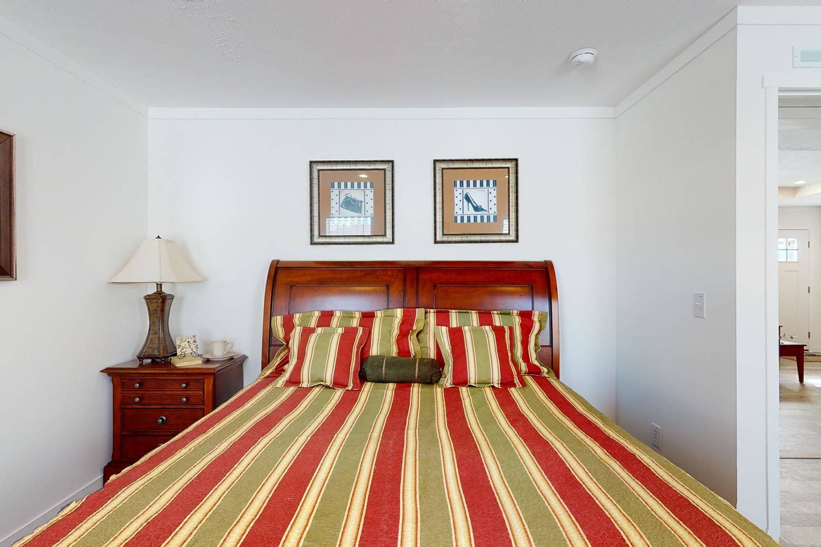 Intrigue bedroom home features