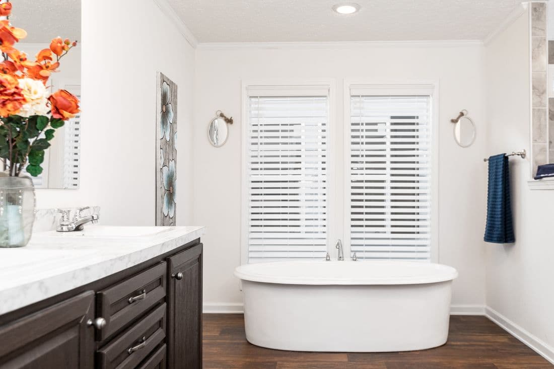 3321 classic bathroom home features