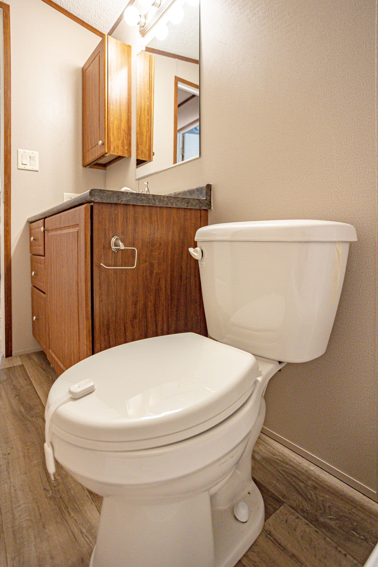 Singlewide 16×64-32c bathroom home features