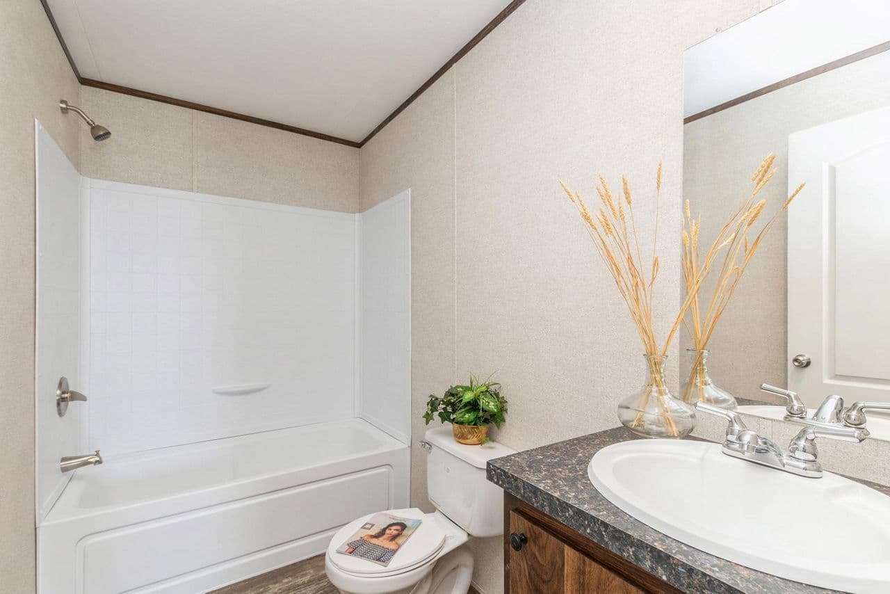 Grand 3902 bathroom home features
