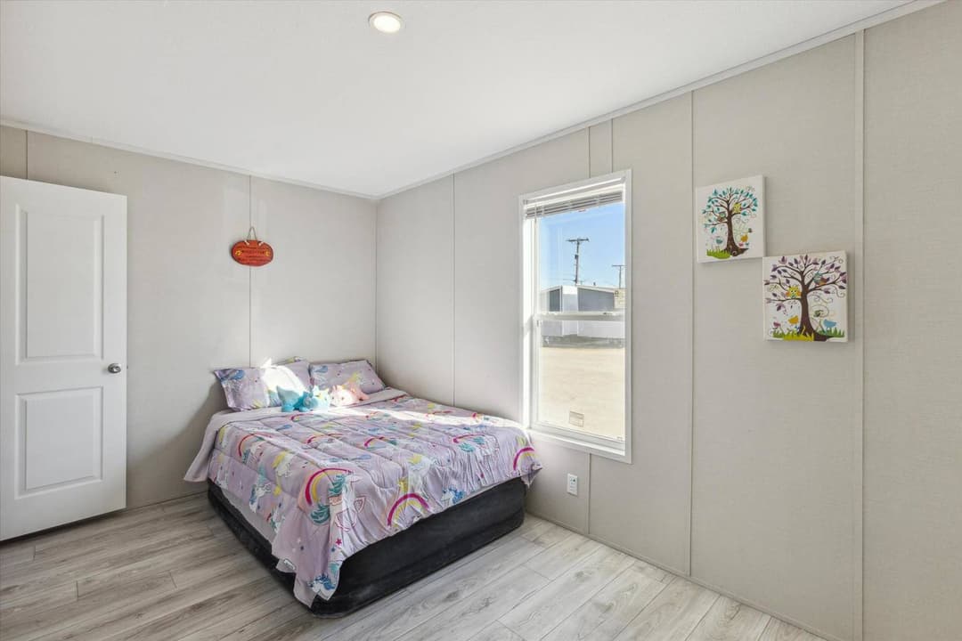 Rm1676 bedroom home features