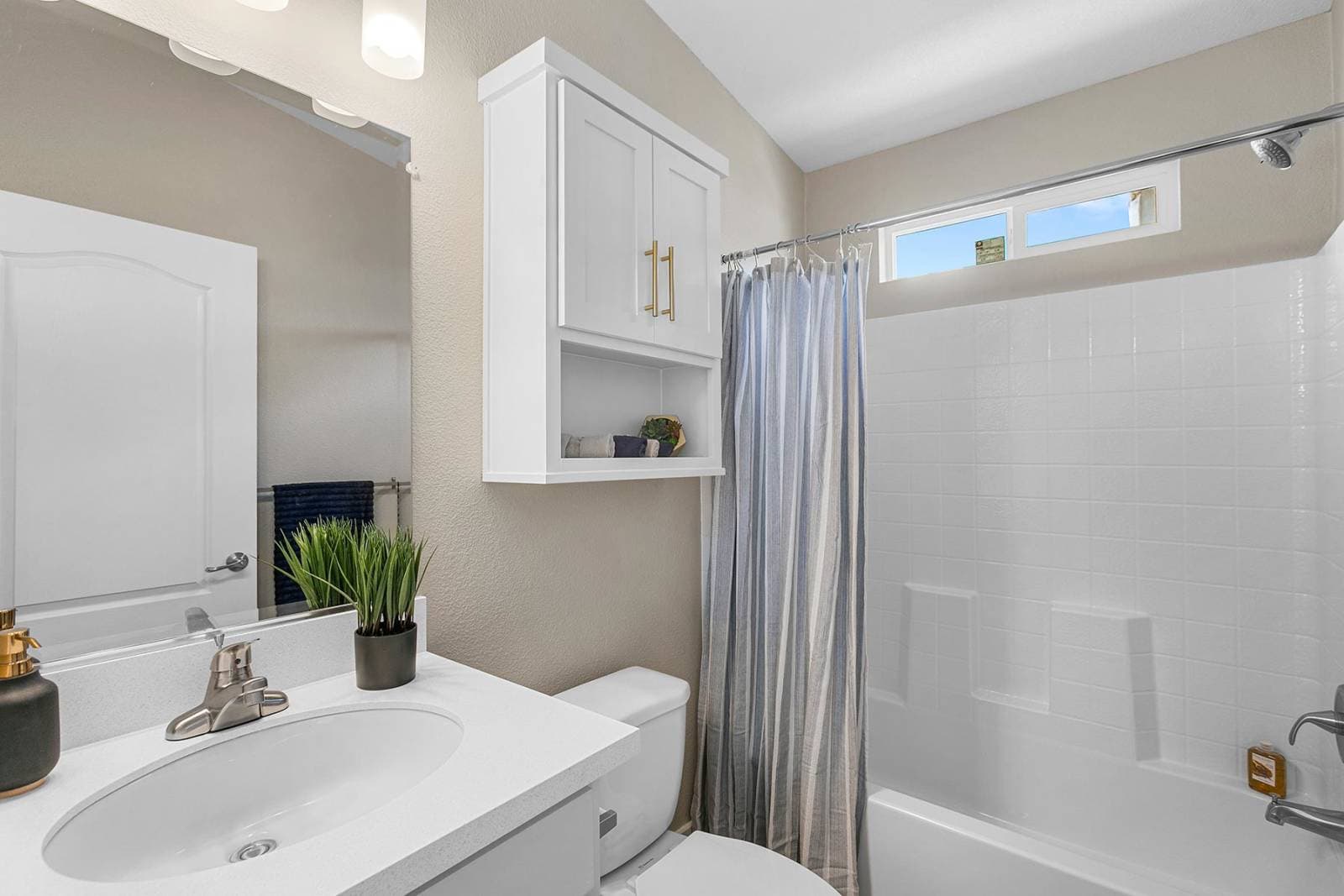 San jacinto adu bathroom home features