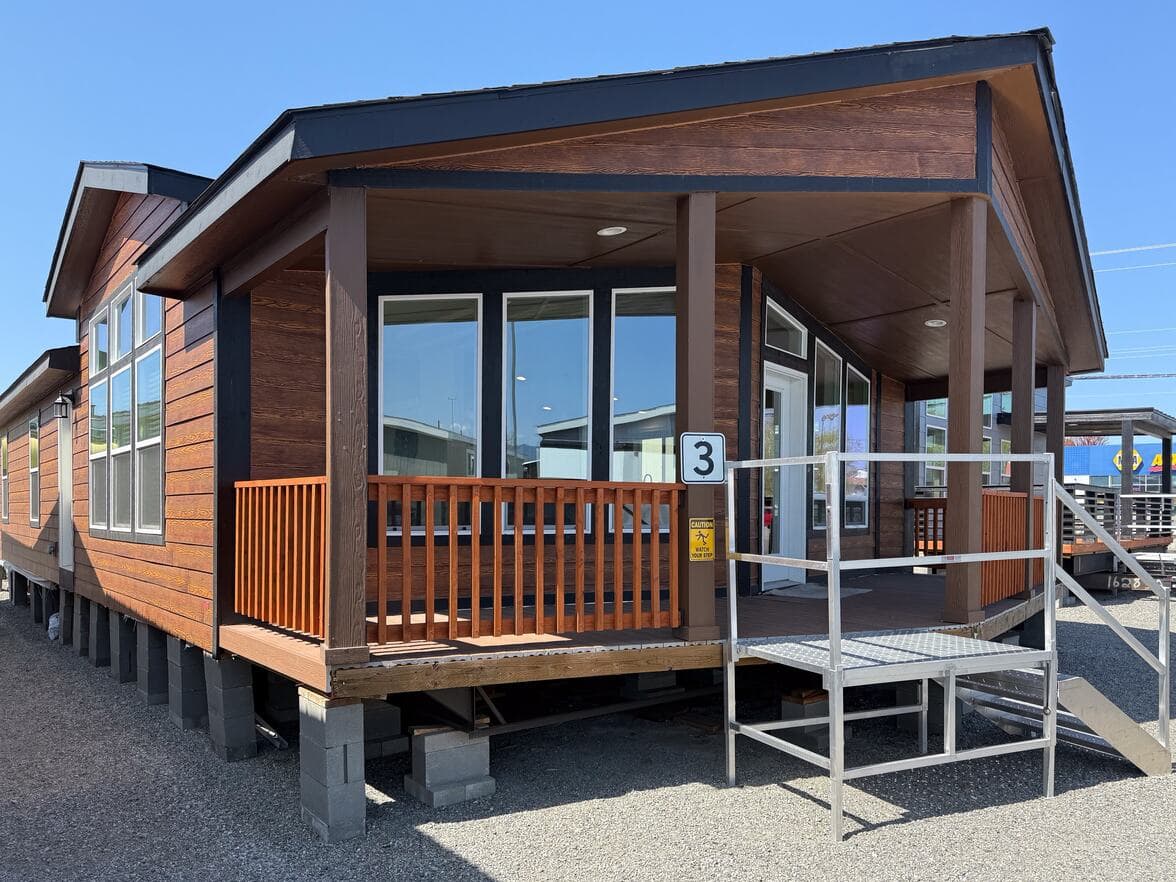 400 elevation and exterior home features