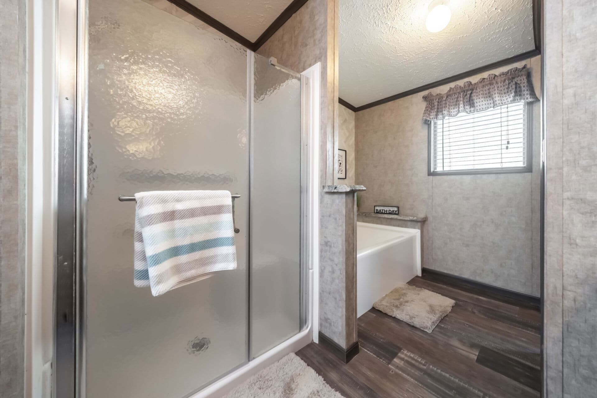 Doublewide 32×56-42b bathroom home features