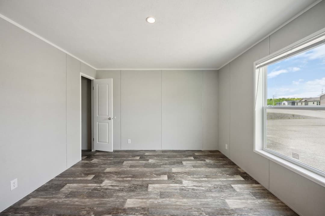 Achiever 6903 bedroom home features