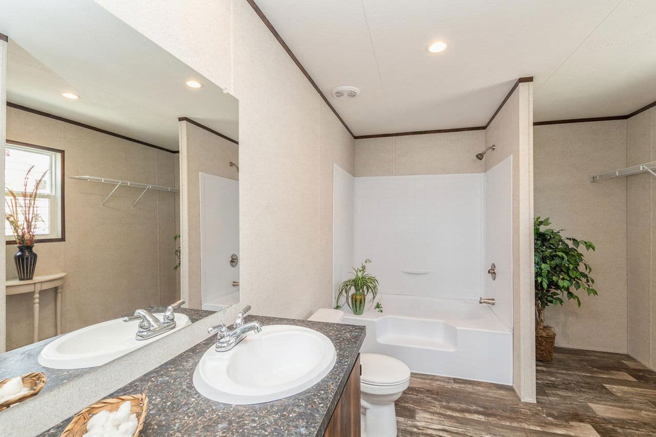 Grand 3902 bathroom home features